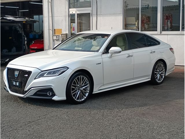 CROWN sedan hybrid