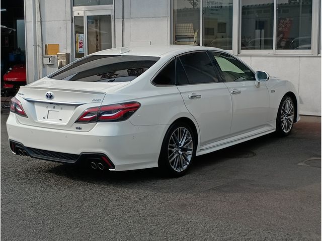 CROWN sedan hybrid
