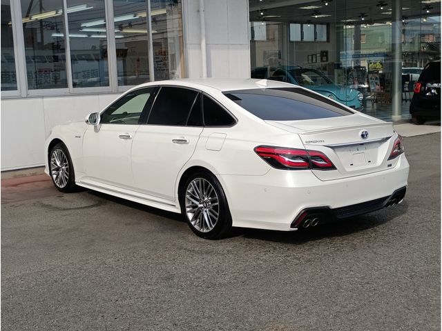CROWN sedan hybrid
