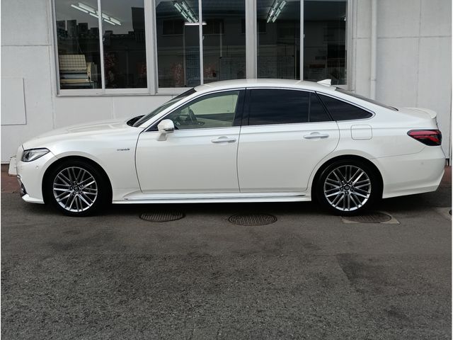 CROWN sedan hybrid