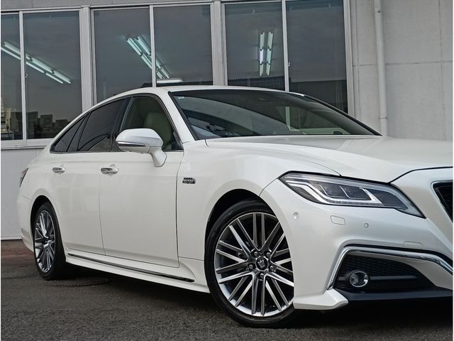 CROWN sedan hybrid