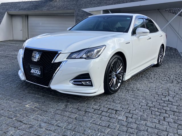 CROWN sedan hybrid