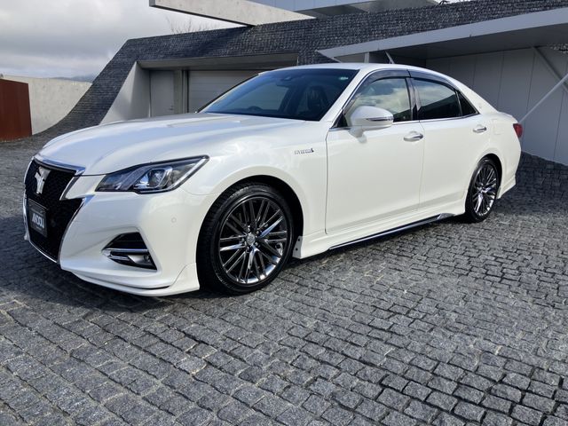 CROWN sedan hybrid