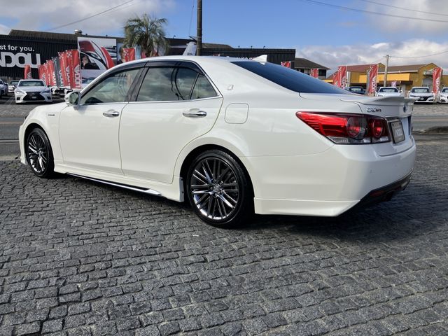CROWN sedan hybrid