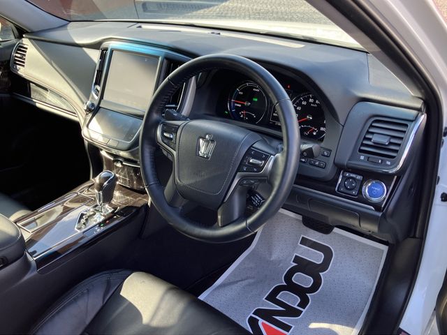 CROWN sedan hybrid
