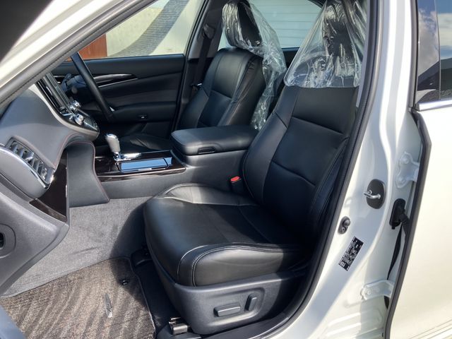 CROWN sedan hybrid