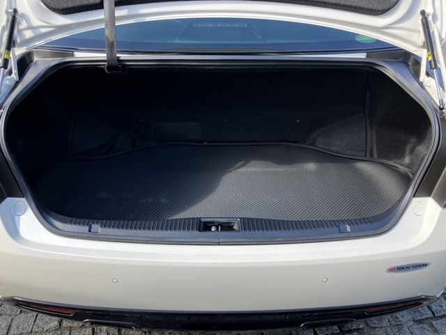 CROWN sedan hybrid