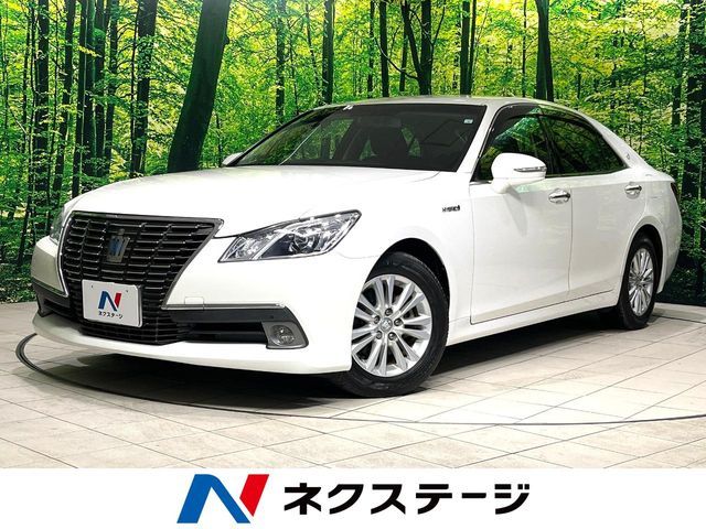 CROWN sedan hybrid