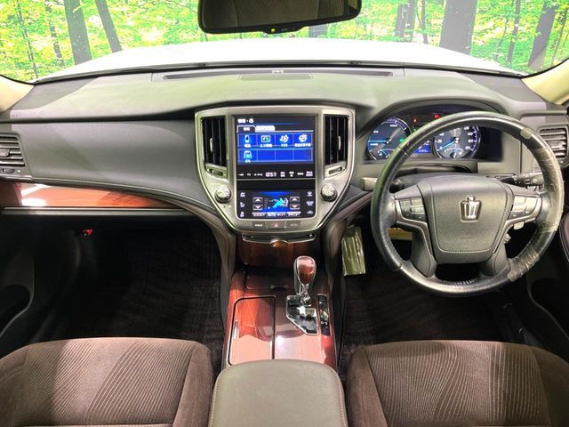 CROWN sedan hybrid