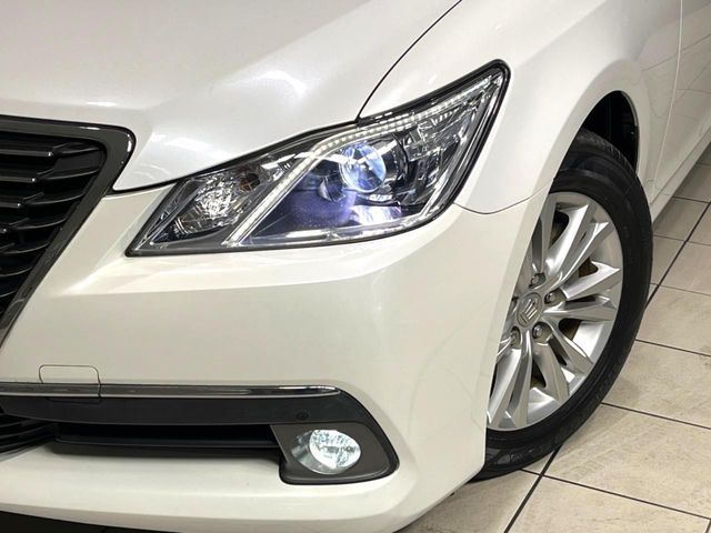 CROWN sedan hybrid