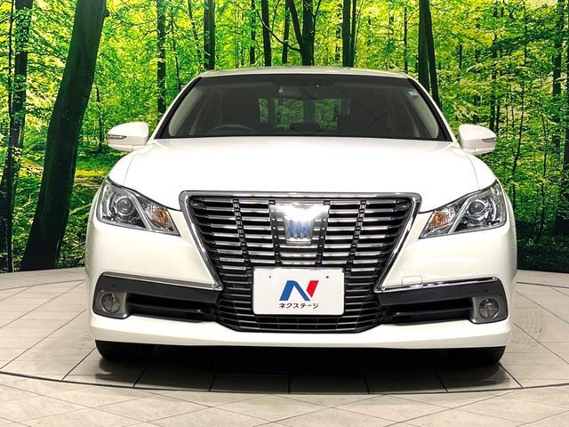 CROWN sedan hybrid