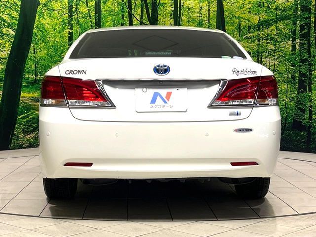 CROWN sedan hybrid