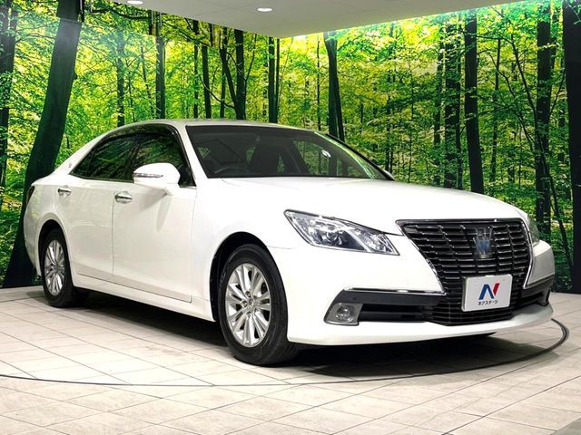 CROWN sedan hybrid