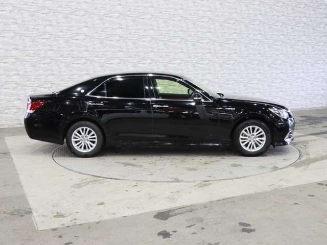 CROWN sedan hybrid