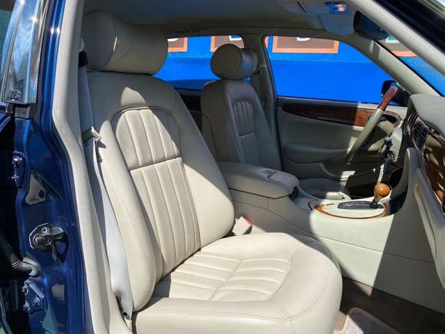JAGUAR XJseries sedan