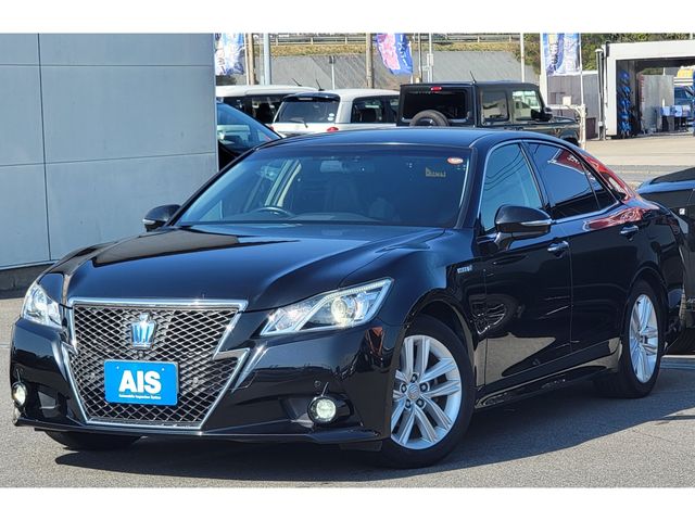 CROWN sedan hybrid
