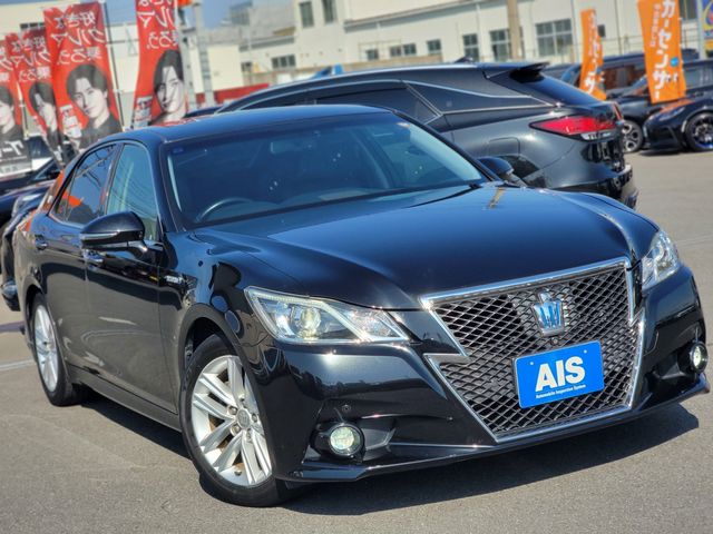 CROWN sedan hybrid