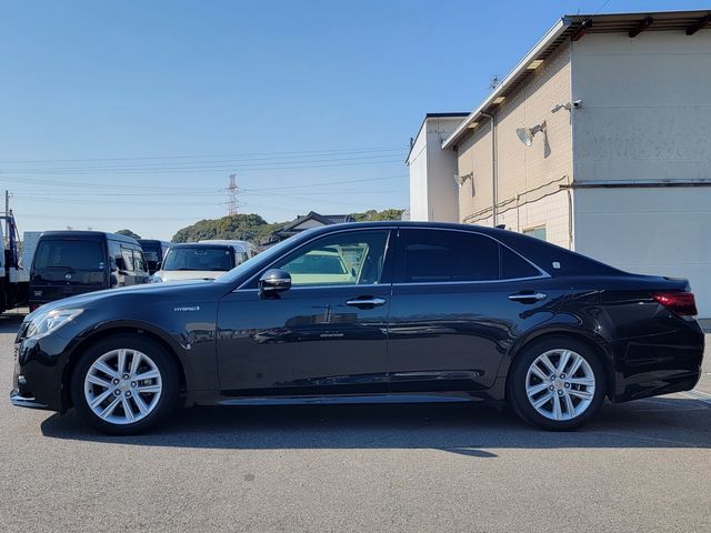 CROWN sedan hybrid