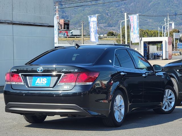CROWN sedan hybrid