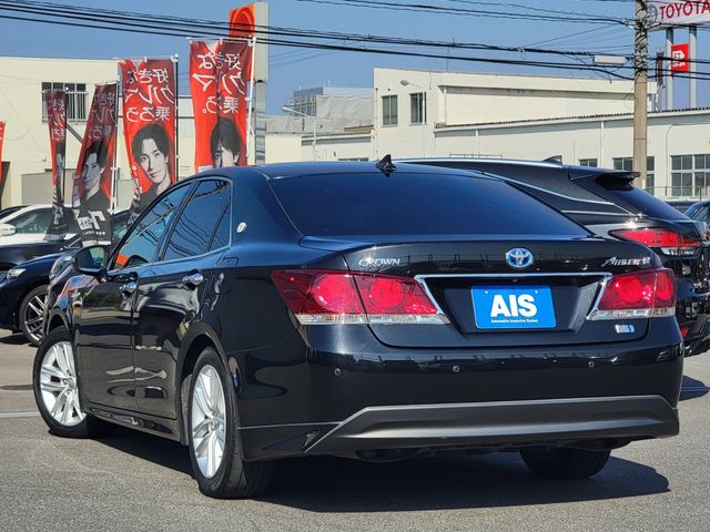 CROWN sedan hybrid