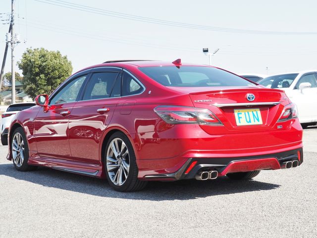 CROWN sedan hybrid