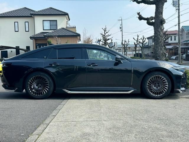 CROWN sedan hybrid