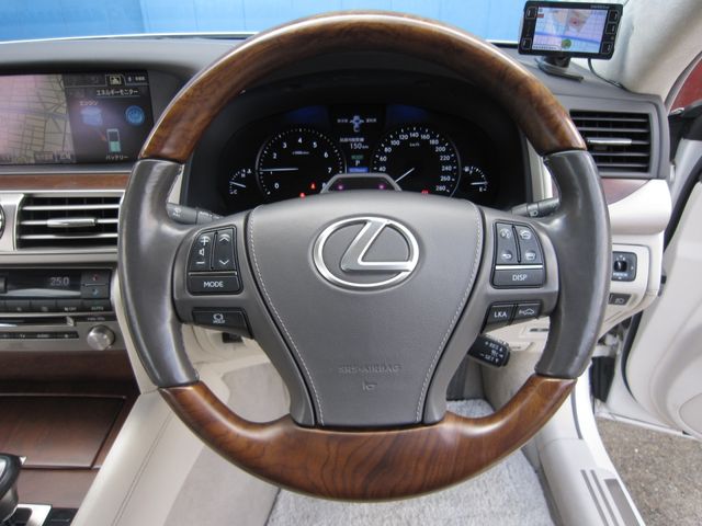 LEXUS LS600hL