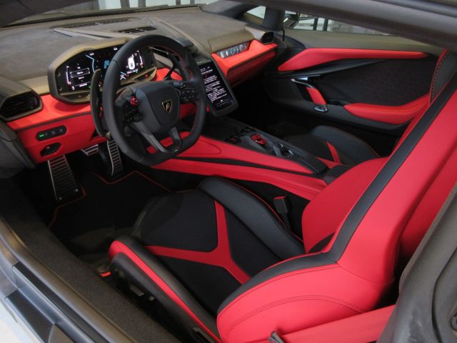 LAMBORGHINI Revuelto