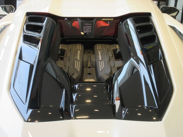 LAMBORGHINI Revuelto