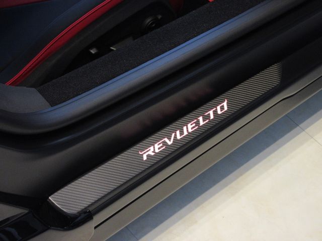 LAMBORGHINI Revuelto