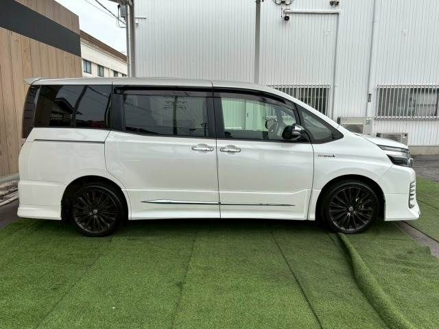 VOXY HYBRID