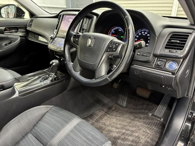 CROWN sedan hybrid