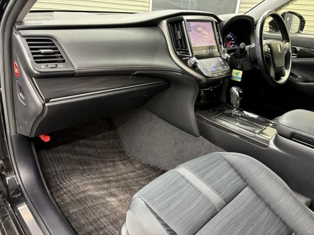 CROWN sedan hybrid