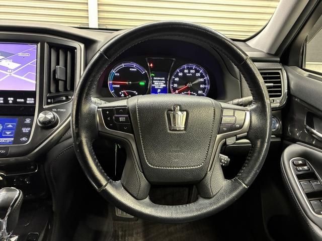 CROWN sedan hybrid