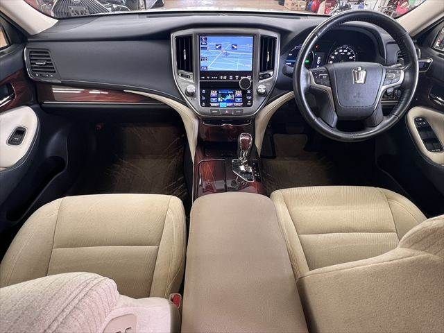 CROWN sedan hybrid