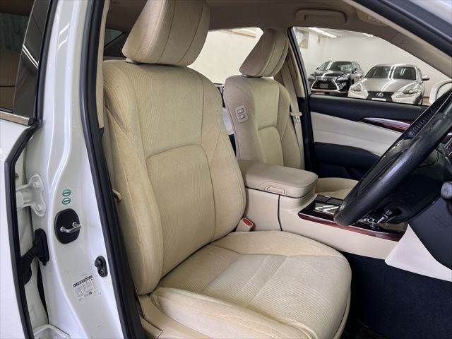 CROWN sedan hybrid