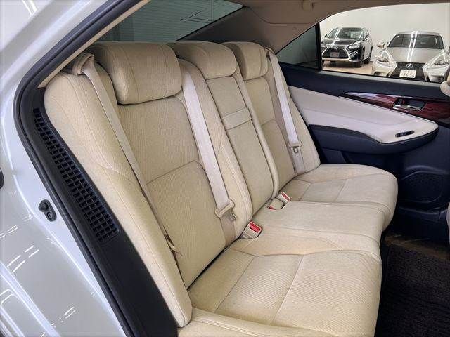 CROWN sedan hybrid