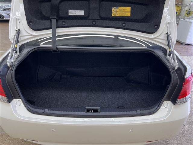 CROWN sedan hybrid