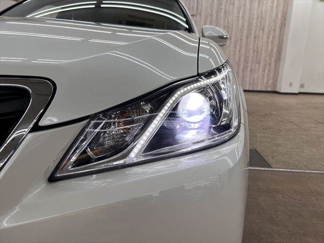 CROWN sedan hybrid