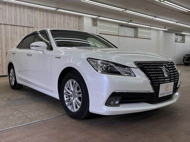 CROWN sedan hybrid