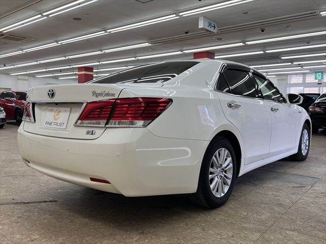 CROWN sedan hybrid
