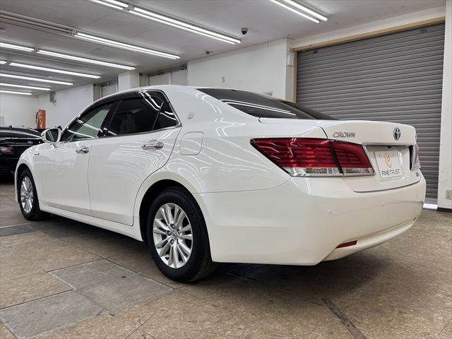 CROWN sedan hybrid
