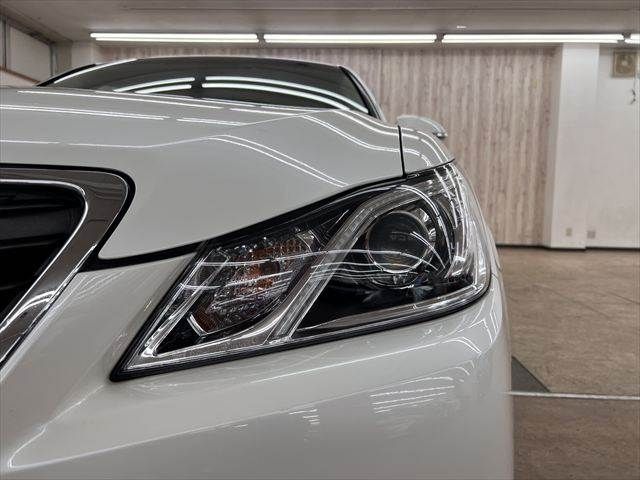 CROWN sedan hybrid