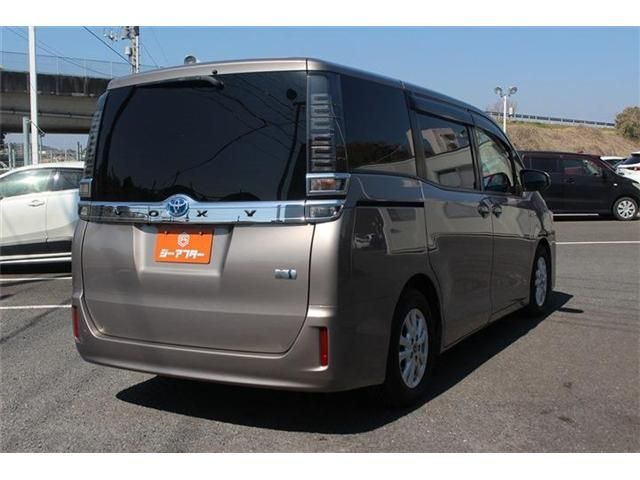 VOXY HYBRID