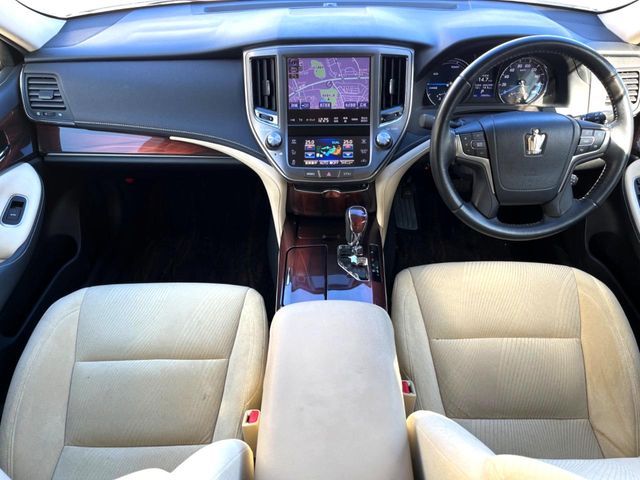 CROWN sedan hybrid