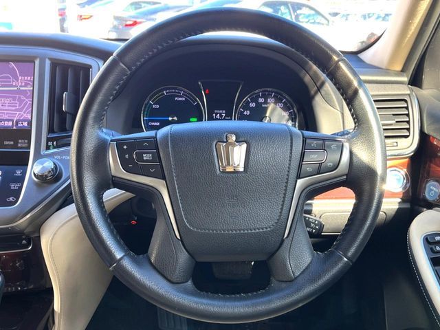CROWN sedan hybrid