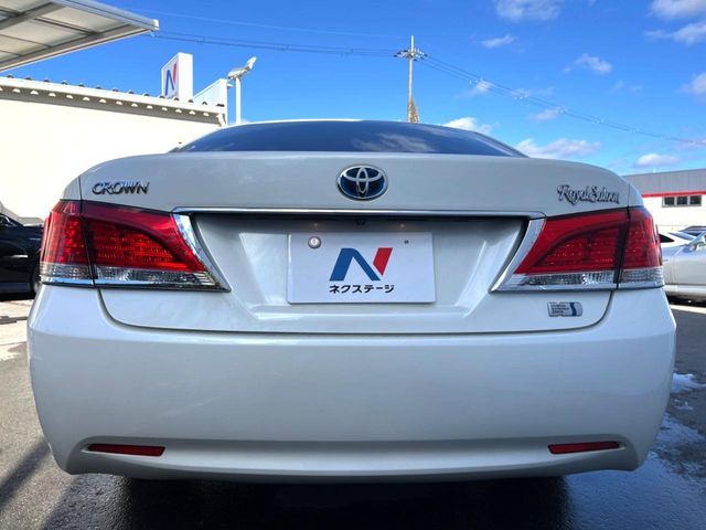 CROWN sedan hybrid