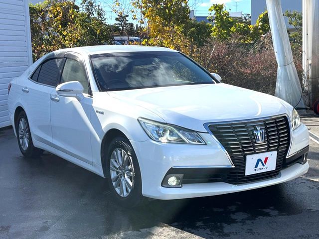CROWN sedan hybrid