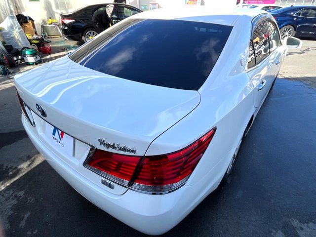 CROWN sedan hybrid