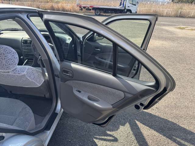SUNNY sedan